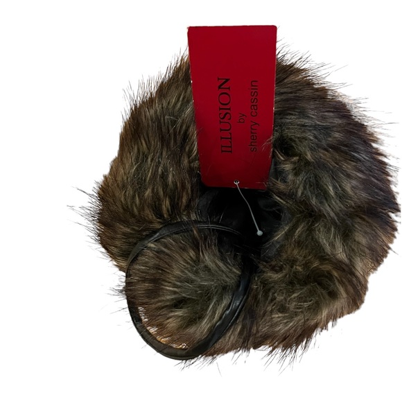 Illusion Sherry Cassin Faux Fur Muff w Wristlet Strap & Zip Pocket for Cell etc - Picture 3 of 12